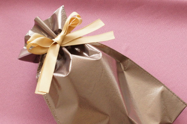 【メイクル】バレンタイン向けノベルティグッズの製作・OEM生産はお任せください。バレンタインの商材に合わせた包装用巾着、バッグの製作はお任せください。